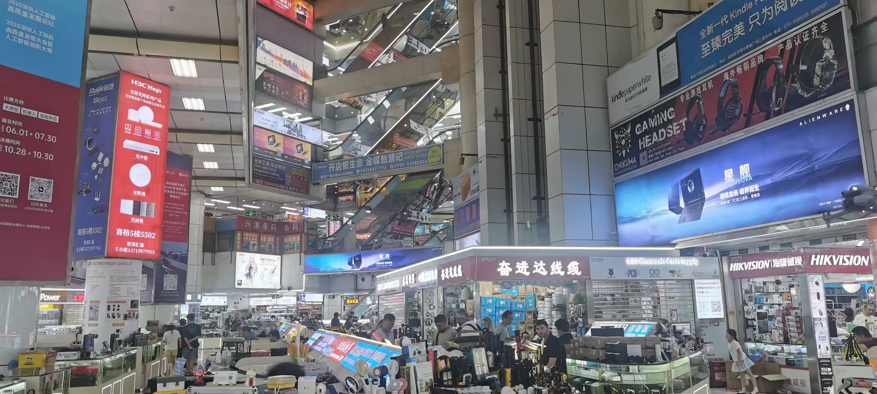 Active IC chip counter stalls and electronic component suppliers on the 1st floor of Huaqiang Electronic World